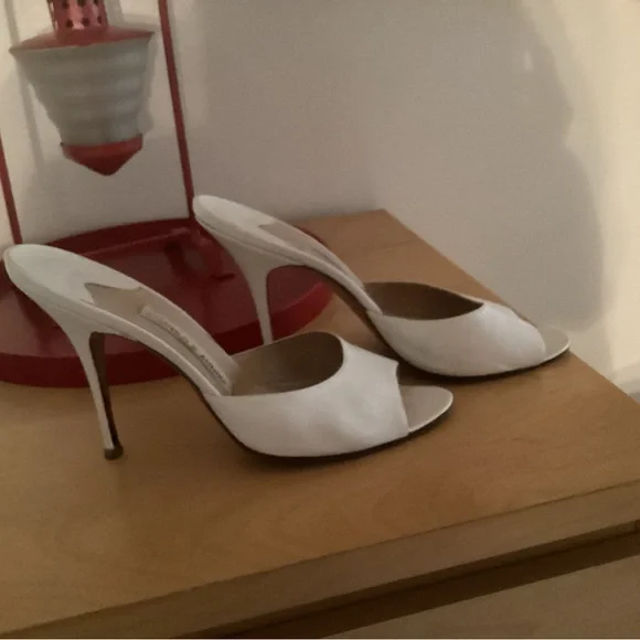 Manolo Blahnik White Mules Size 9 Vintage, Worn with no damage, gorgeous on. - Picture 2 of 4